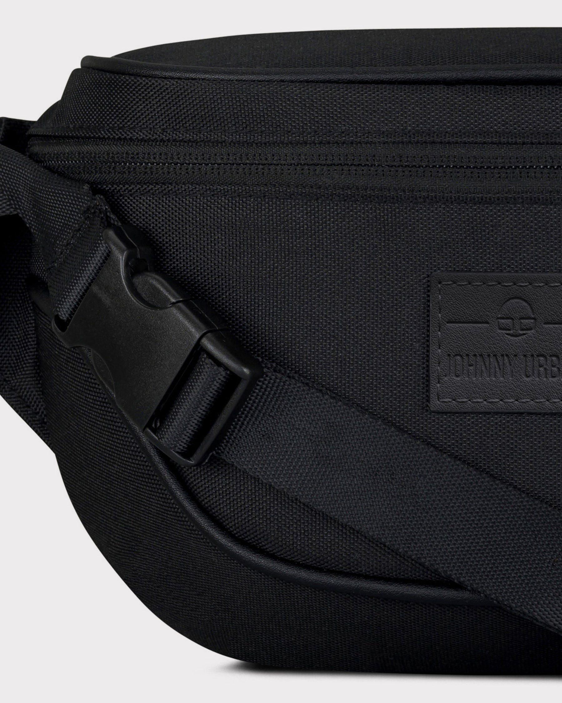 Schwarze, recycelte Bauchtasche 'Ben' von Johnny Urban mit Reißverschluss und verstellbarem Gurt