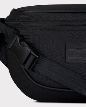 Schwarze, recycelte Bauchtasche 'Ben' von Johnny Urban mit Reißverschluss und verstellbarem Gurt