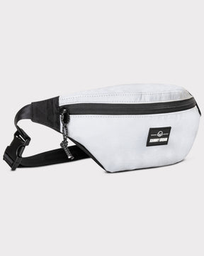 Reflektierende Bauchtasche 'Erik Small' von Johnny Urban mit schwarzem Reißverschluss und Logo