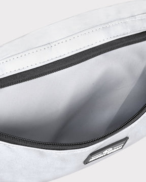 Innenansicht der reflektierenden Bauchtasche 'Erik Small' mit schwarzem Reißverschluss