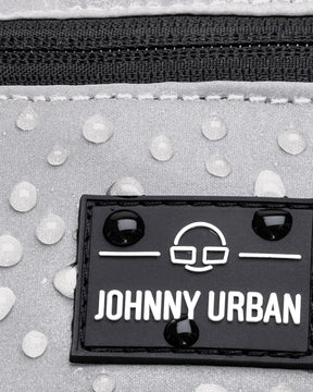 Nahaufnahme der reflektierenden, wasserabweisenden Bauchtasche ‚Erik Small‘ von Johnny Urban mit Logo und Wasserperlen