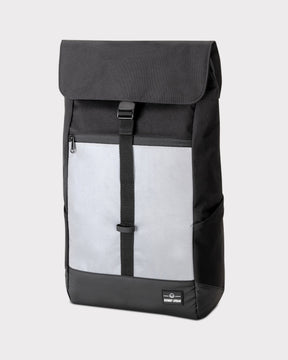 Reflektierender Rucksack ‚Mika‘ mit schwarzem Oberteil, grauer Fronttasche und Verschlussriemen