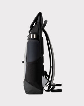 Schwarzer Rucksack 'Mika' mit reflektierenden Elementen und Flaschenfach seitlich