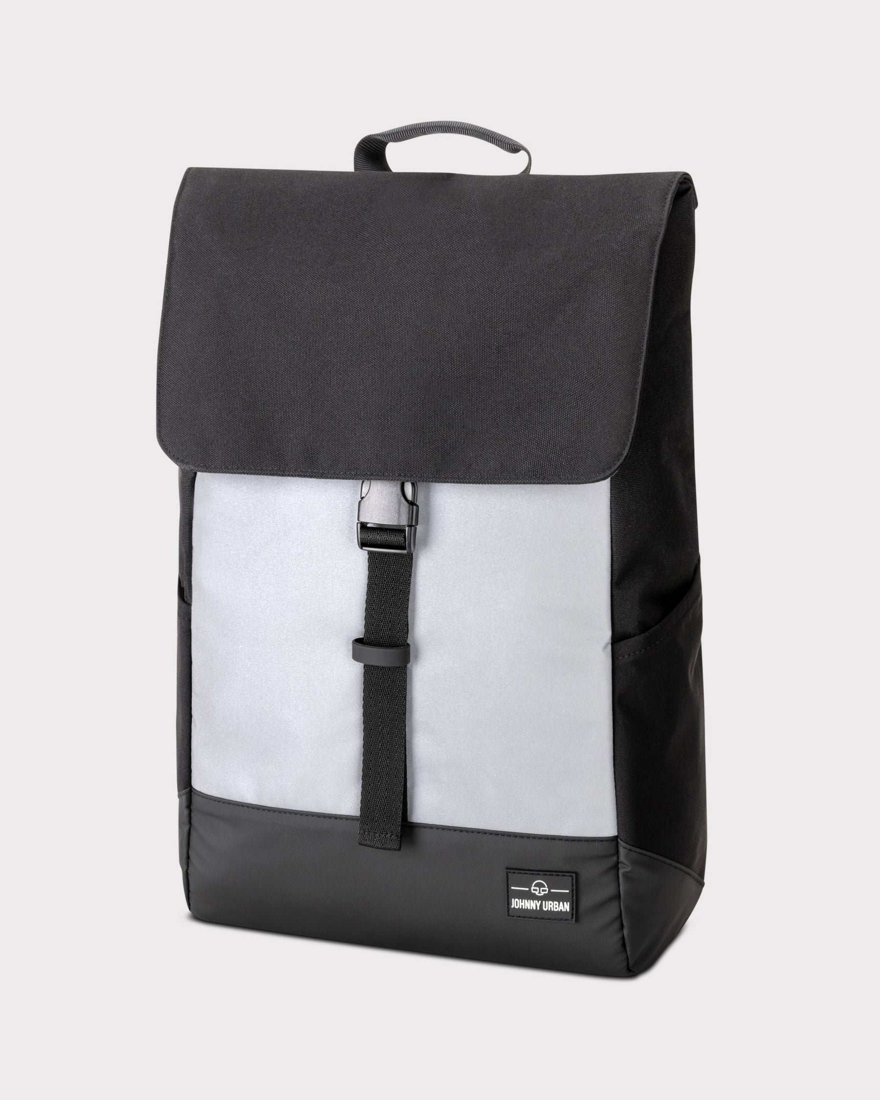 Schwarzer und grauer Rucksack 'Mika' von Johnny Urban mit Klappe und Frontverschluss