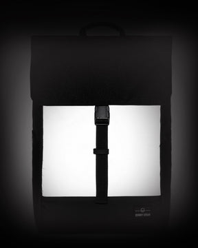 Reflektierender Johnny Urban Rucksack 'Mika' mit schwarzem Verschlussriemen