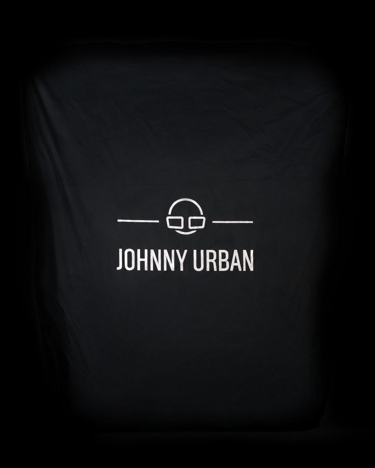 Reflektierende schwarze Regenschutzhülle Bo L von Johnny Urban mit Logo in Weiß