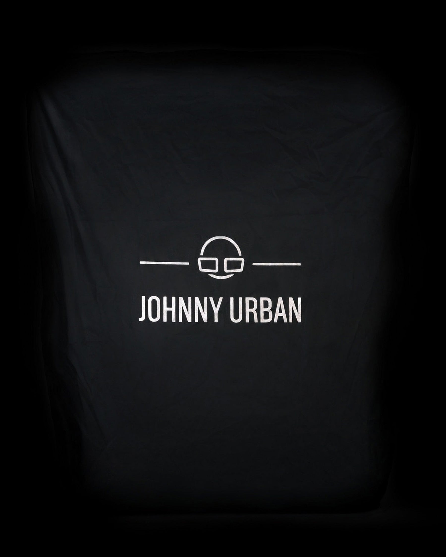 Reflektierende schwarze Regenschutzhülle Bo L von Johnny Urban mit Logo in Weiß