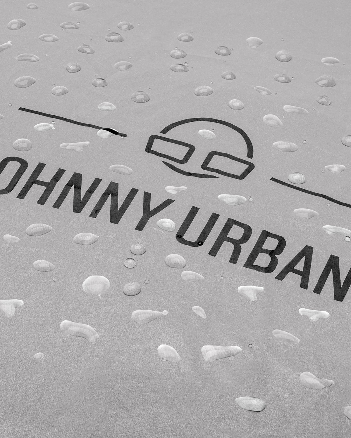 Reflektierende Regenschutzhülle 'Bo L' mit Johnny Urban Logo und Wassertropfen