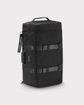 Schwarze Reisetasche 'Colin' von Johnny Urban mit zwei Kompressionsriemen und Tragegriff