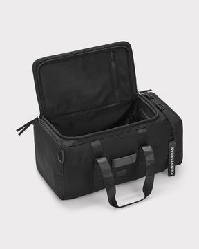 Schwarze Reisetasche 'Colin' von Johnny Urban geöffnet mit Netzfach im Deckel und Tragegriffen