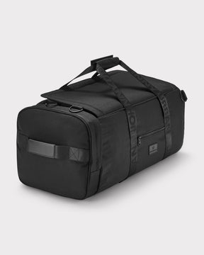 Schwarze Reisetasche 'Colin' von Johnny Urban mit Tragegriff und Schulterriemen