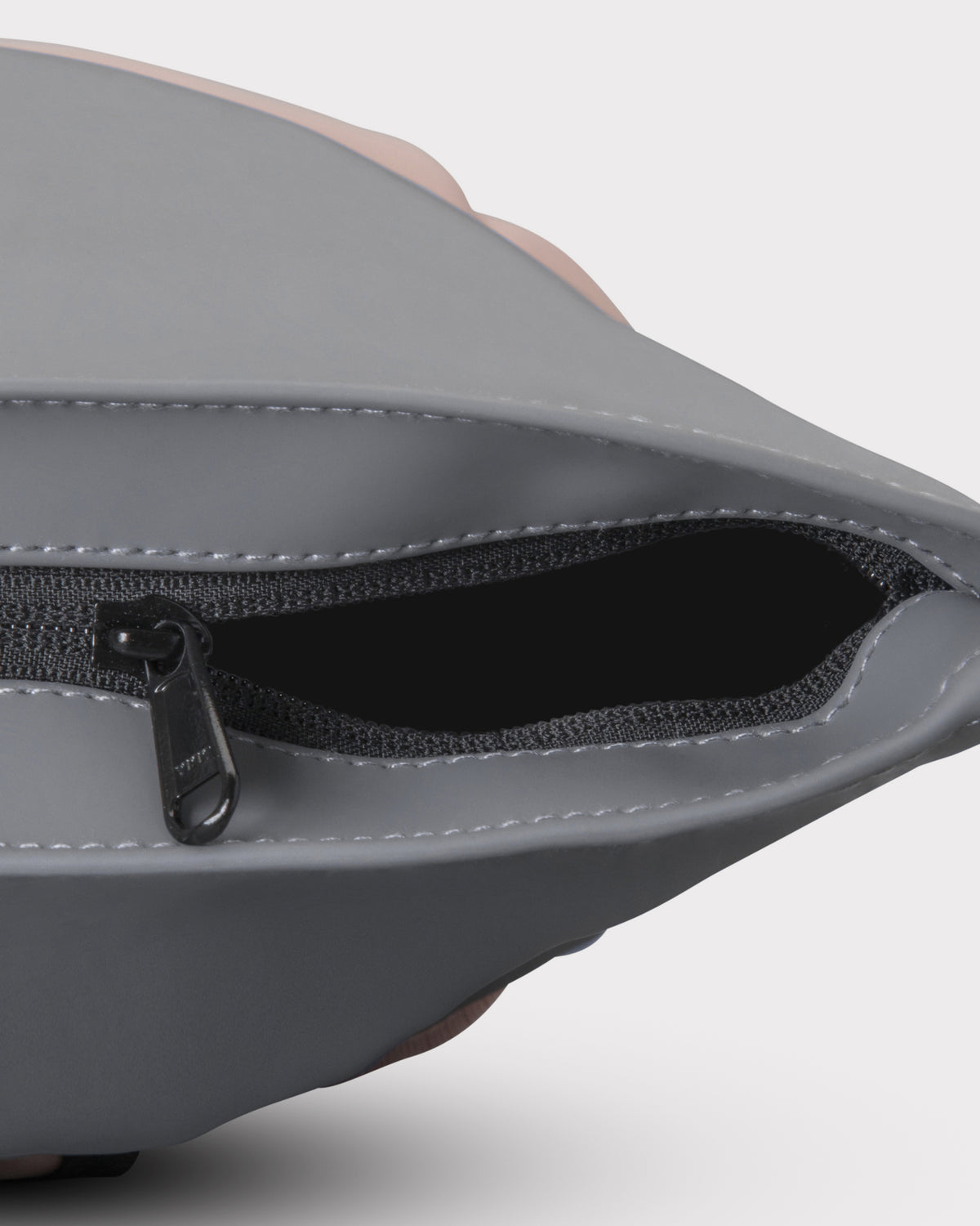 Rolltop Rucksack 'Harvey Medium' in Grau und Rosa mit geöffnetem Reißverschluss
