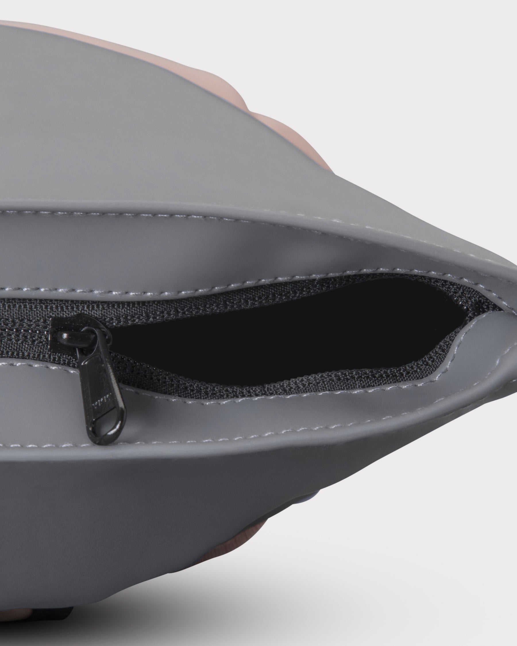 Rolltop Rucksack 'Harvey Medium' in Grau und Rosa mit geöffnetem Reißverschluss