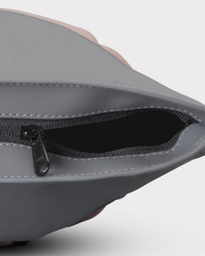 Rolltop Rucksack 'Harvey Medium' in Grau und Rosa mit geöffnetem Reißverschluss