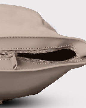 Beiger Reißverschlussdetail des Rolltop Rucksacks Harvey Medium von Johnny Urban