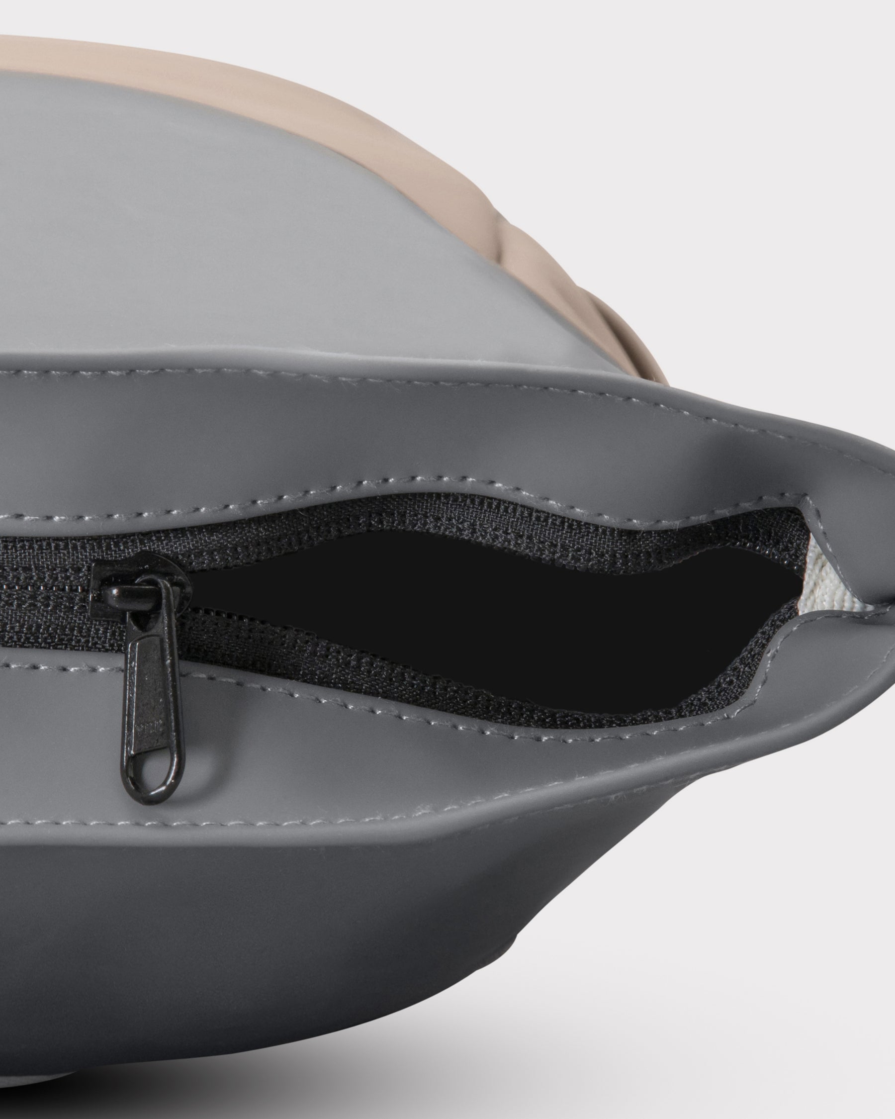 Nahaufnahme des geöffneten Reißverschlusses am oberen Teil des Johnny Urban Rolltop Rucksacks "Harvey Medium" in Beige und Grau