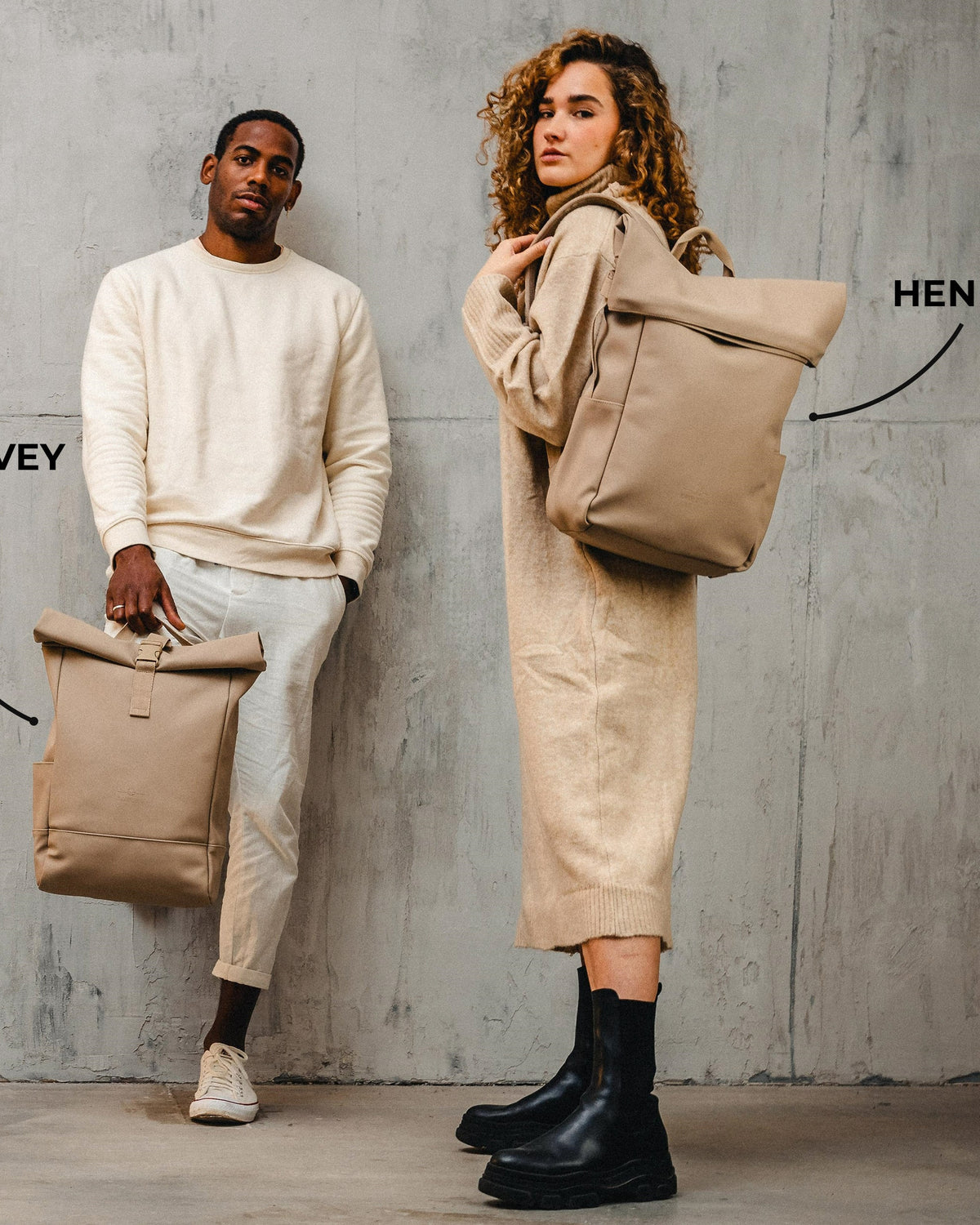 Mann hält hellbraunen Rolltop-Rucksack 'Harvey', Frau trägt hellbraunen Rolltop-Rucksack 'Henry' von Johnny Urban