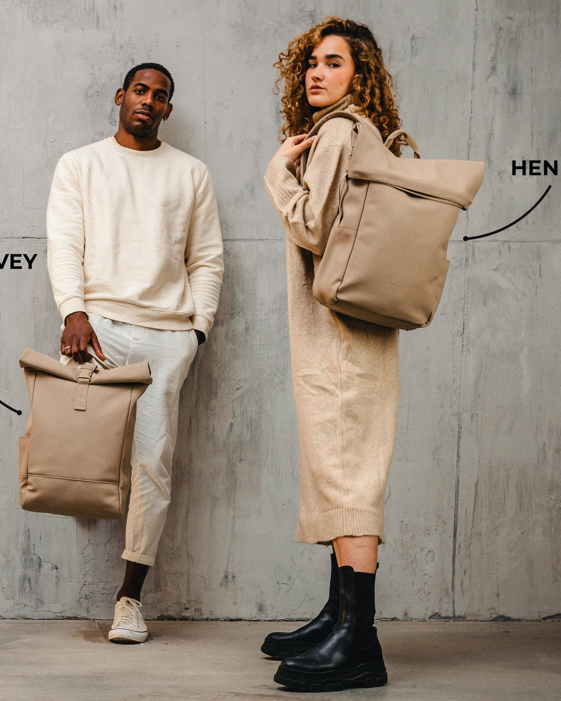 Mann hält hellbraunen Rolltop-Rucksack 'Harvey', Frau trägt hellbraunen Rolltop-Rucksack 'Henry' von Johnny Urban