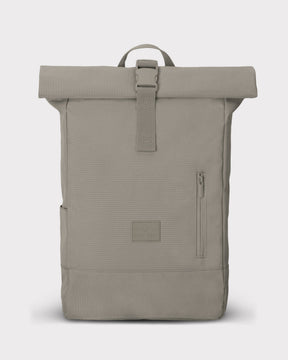 Beiger Rolltop-Rucksack 'Robin Large' von Johnny Urban mit einer vorderen Reißverschlusstasche
