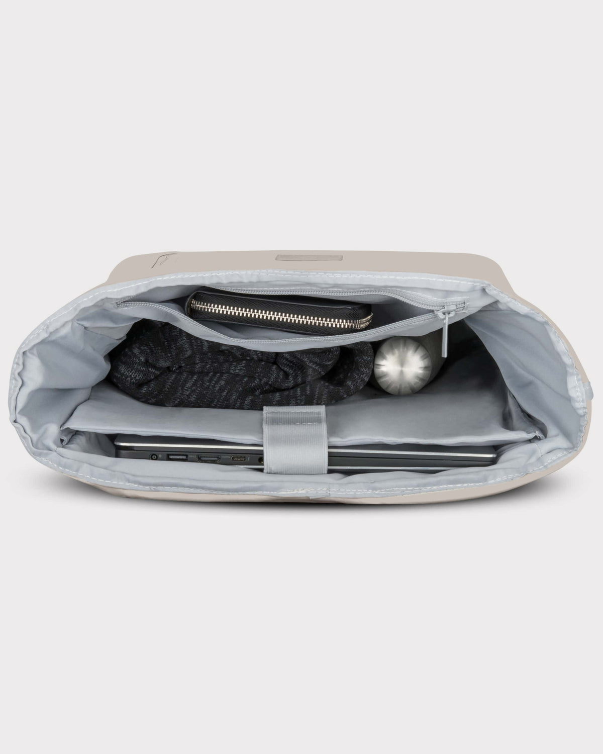Innenansicht des hellgrauen Rolltop-Rucksacks Robin Large mit Laptop, Schal, Wasserflasche und Tasche
