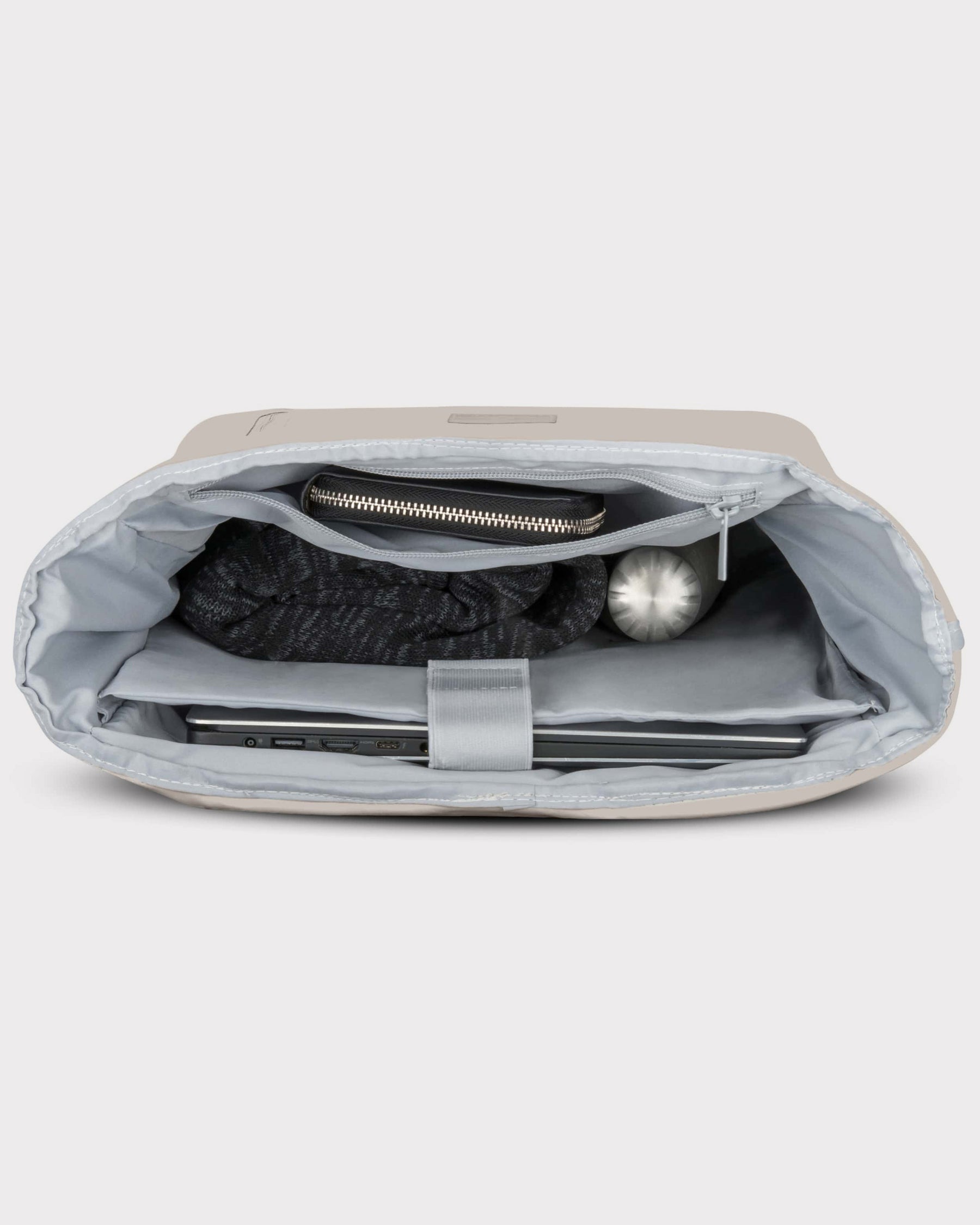 Innenansicht des hellgrauen Rolltop-Rucksacks Robin Large mit Laptop, Schal, Wasserflasche und Tasche