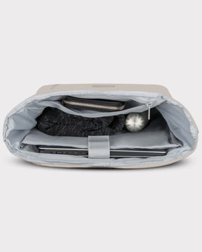 Innenansicht des hellgrauen Rolltop-Rucksacks Robin Large mit Laptop, Schal, Wasserflasche und Tasche