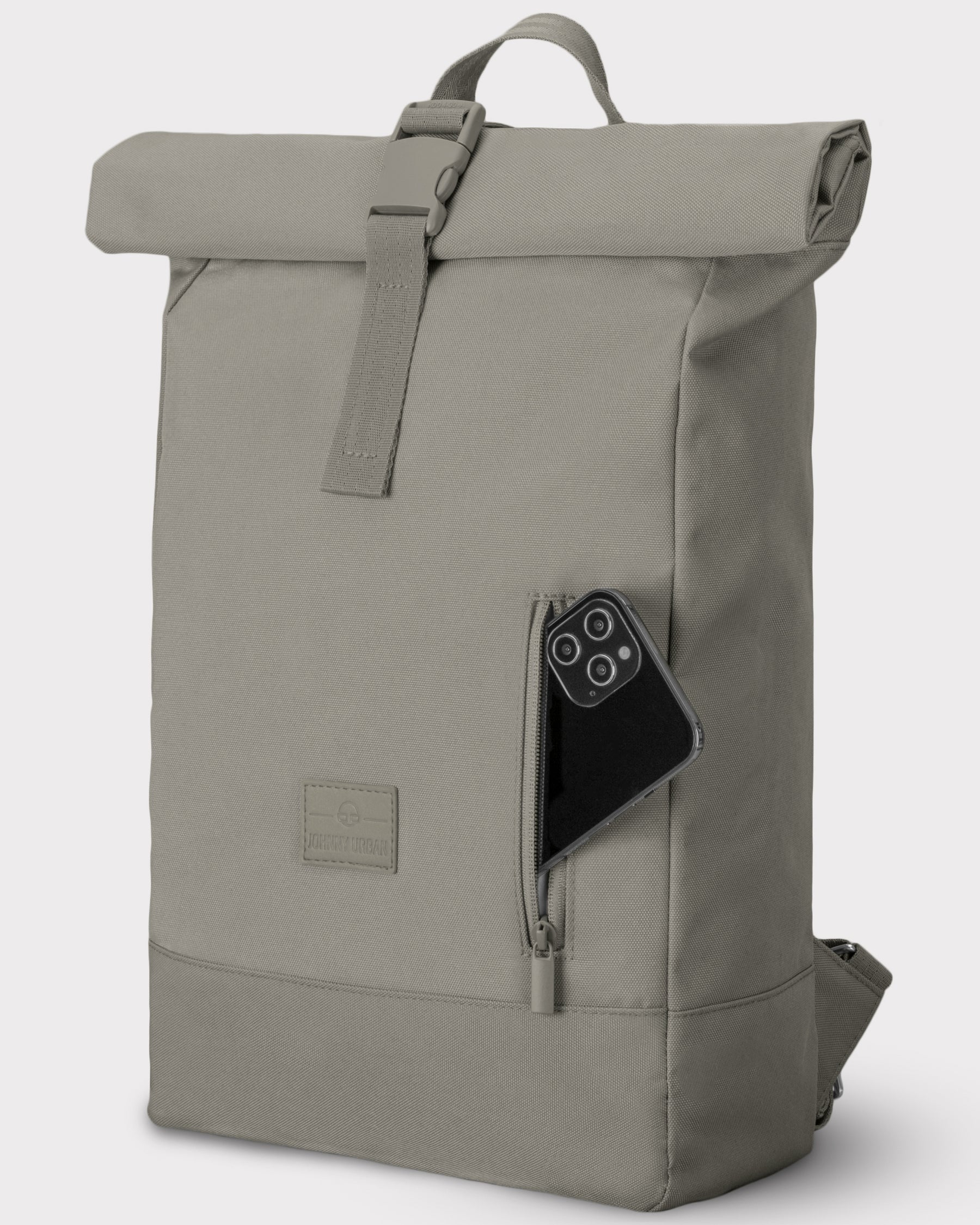 Johnny Urban Rolltop Rucksack 'Robin Medium' in desert-grau mit frontaler Reißverschlusstasche und Smartphone