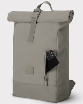 Johnny Urban Rolltop Rucksack 'Robin Medium' in desert-grau mit frontaler Reißverschlusstasche und Smartphone