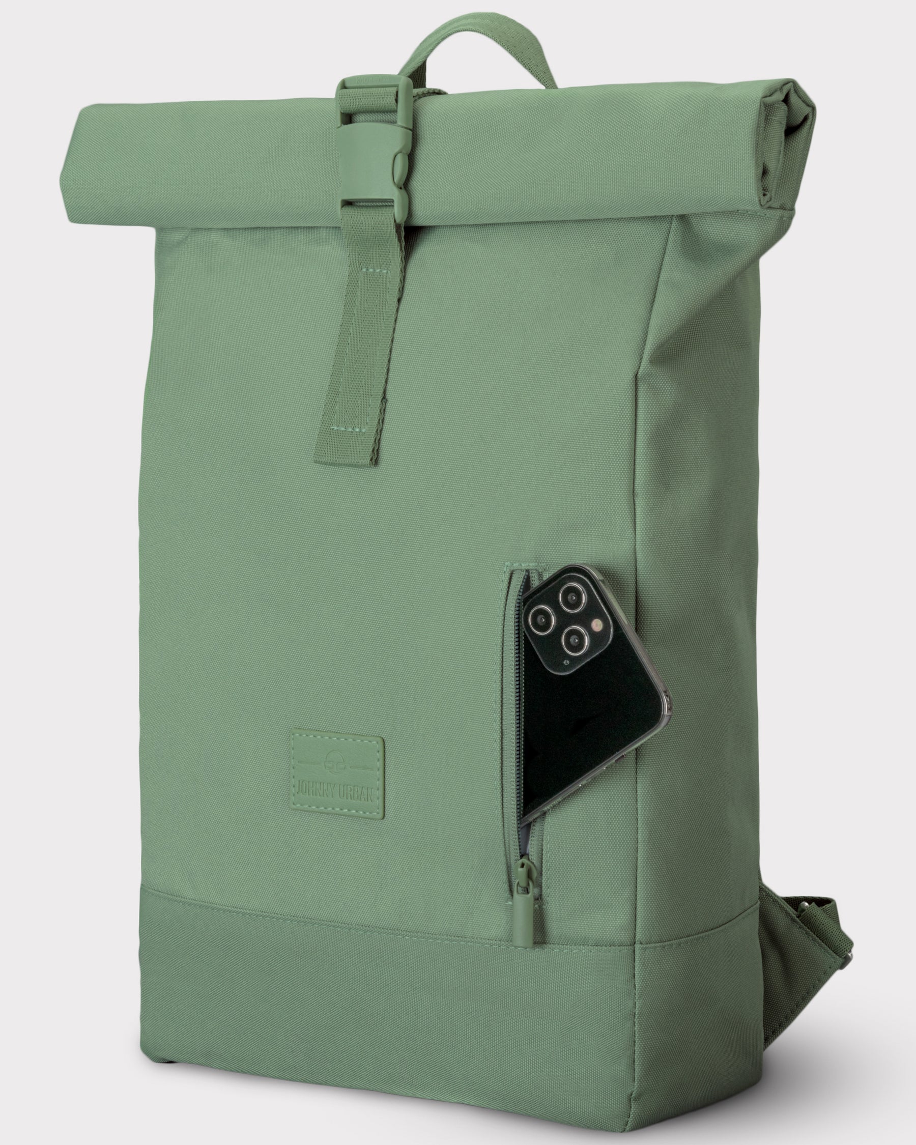 Grüner Rolltop-Rucksack 'Robin Medium' von Johnny Urban mit seitlichem Reißverschluss und Smartphone in der Tasche
