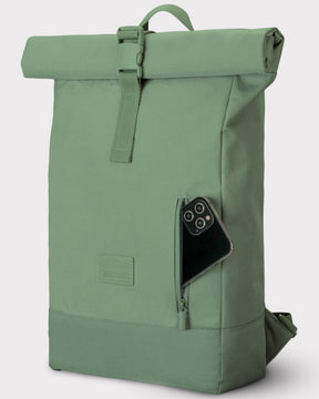 Grüner Rolltop-Rucksack 'Robin Medium' von Johnny Urban mit seitlichem Reißverschluss und Smartphone in der Tasche