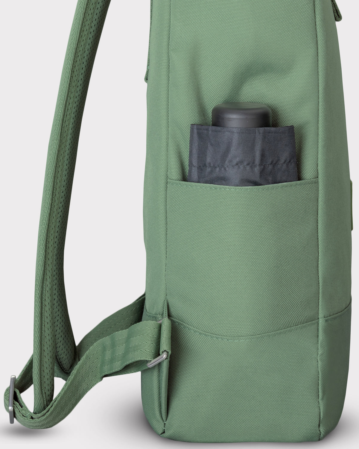Grüner Rolltop-Rucksack 'Robin Medium' mit Seitentasche, darin ein schwarzer Gegenstand