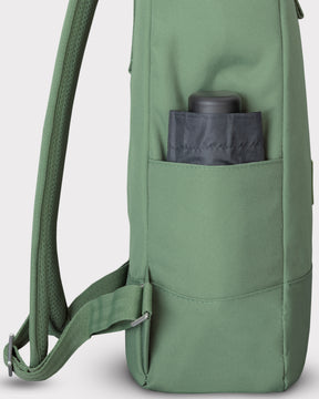 Grüner Rolltop-Rucksack 'Robin Medium' mit Seitentasche, darin ein schwarzer Gegenstand