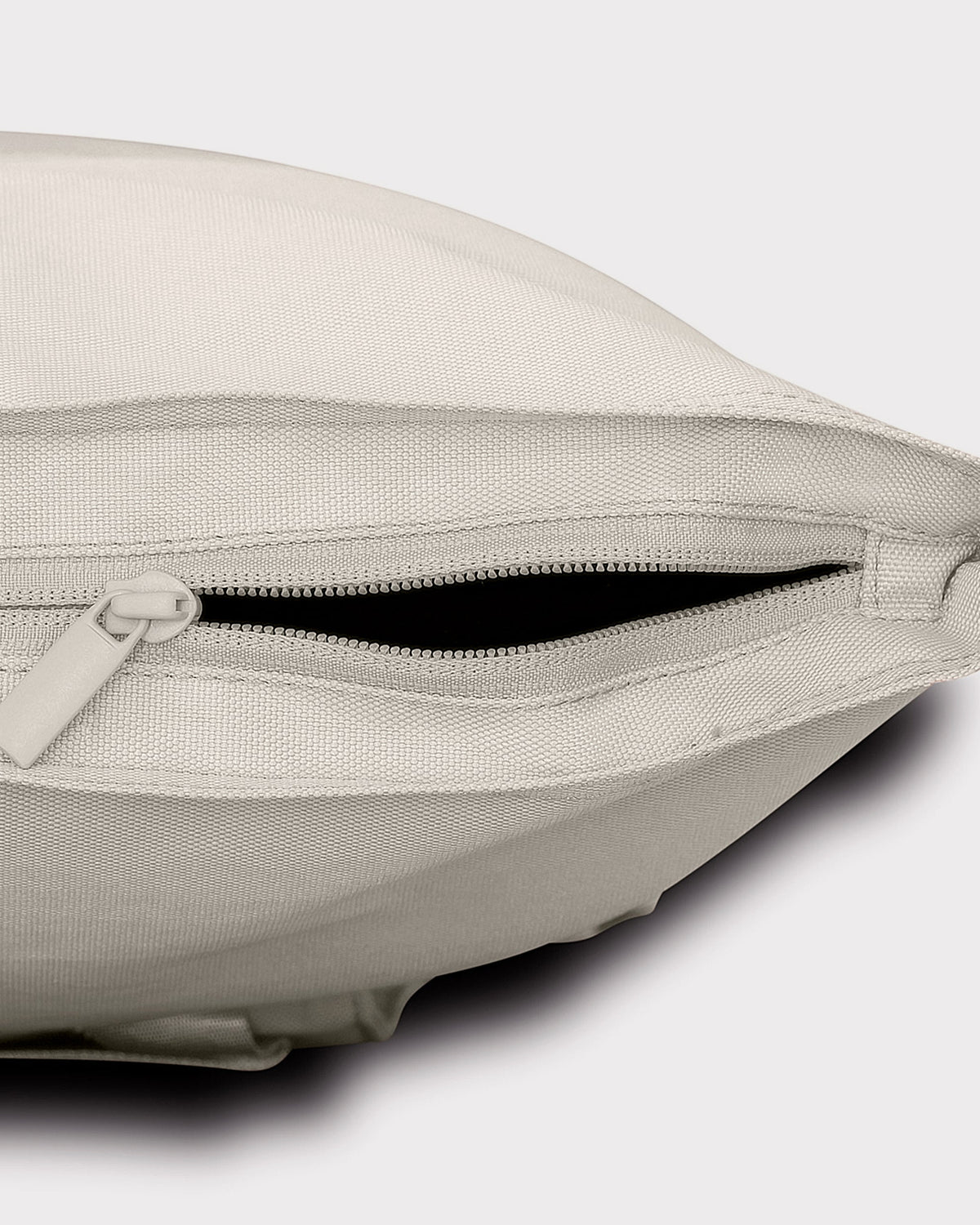 Rolltop Rucksack Robin Large in sandbeige mit Reißverschlussdetail