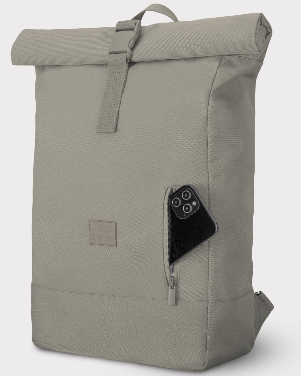 Rolltop Rucksack 'Robin Large' in Braun mit seitlicher Reißverschlusstasche und schwarzem Smartphone