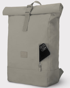 Rolltop Rucksack 'Robin Large' in Braun mit seitlicher Reißverschlusstasche und schwarzem Smartphone