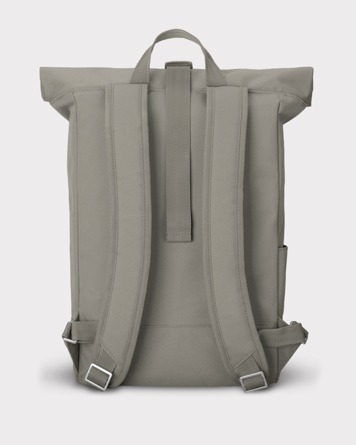 Rückseite des Johnny Urban Rolltop Rucksacks 'Robin Large' in desertgrey mit gepolsterten Schulterriemen und Trageschlaufe