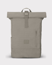 Rolltop-Rucksack Robin Medium in desertgrau mit Frontreißverschluss und geprägtem Johnny Urban Logo