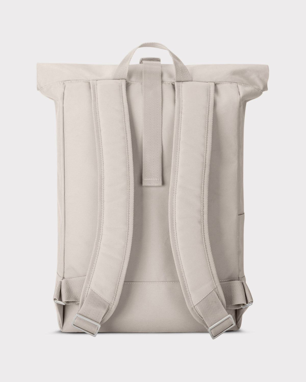 Sandfarbener Rolltop Rucksack 'Robin Large' von Johnny Urban, Rückseite mit gepolsterten Trägern und Trageschlaufe