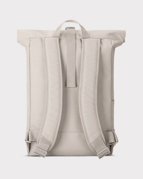 Sandfarbener Rolltop Rucksack 'Robin Large' von Johnny Urban, Rückseite mit gepolsterten Trägern und Trageschlaufe