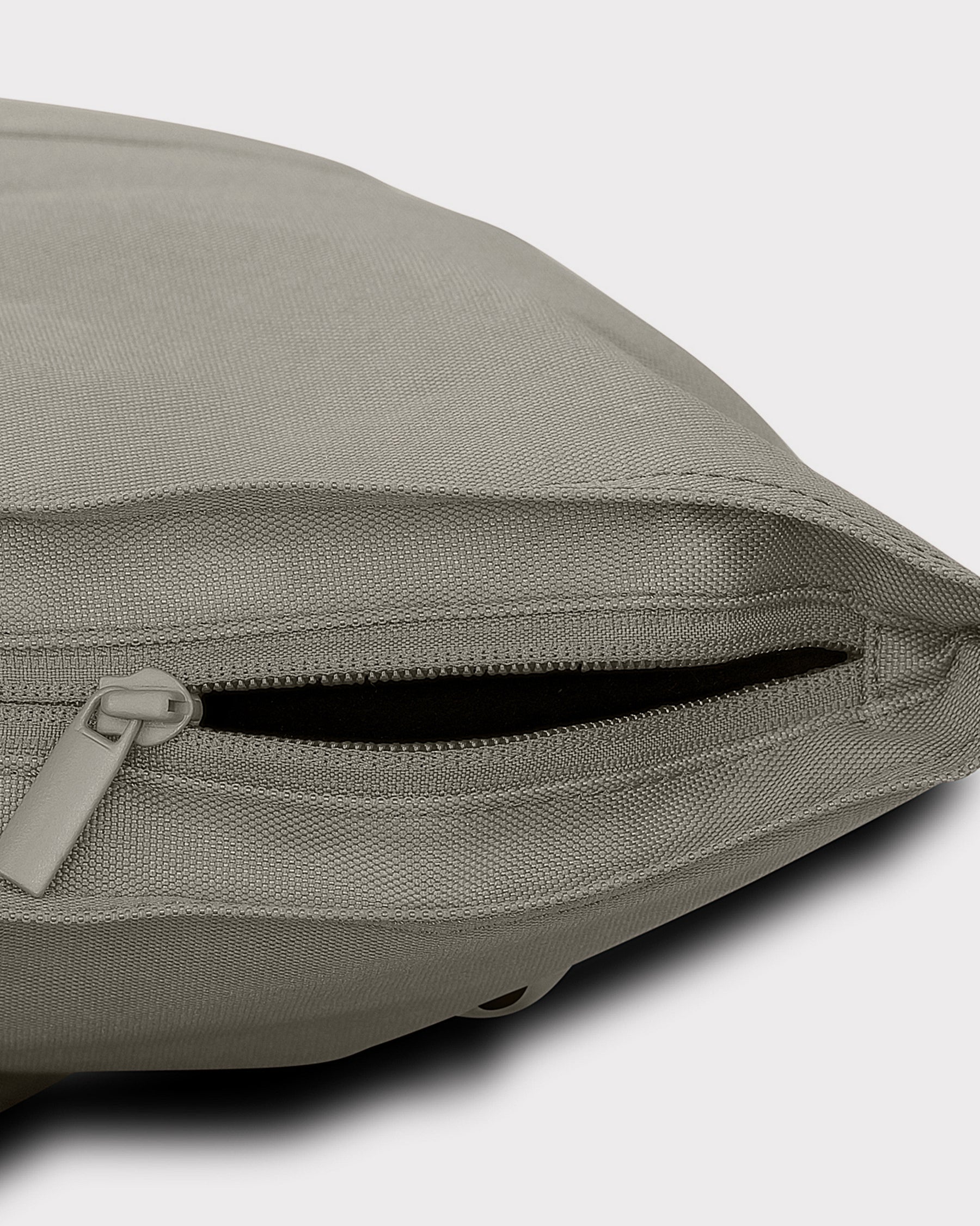 Detailansicht des graubraunen Rolltop-Rucksacks Robin Medium mit teilweise geöffnetem Reißverschluss