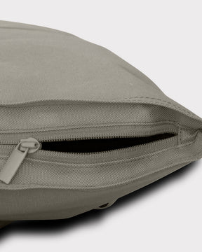 Detailansicht des graubraunen Rolltop-Rucksacks Robin Medium mit teilweise geöffnetem Reißverschluss