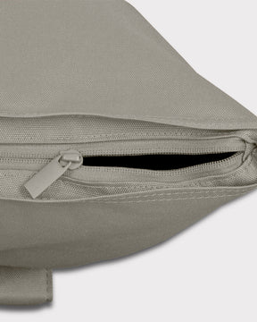 Nahe Aufnahme des oberen Teils des Rolltop Rucksacks 'Robin Large' mit halboffenem Reißverschluss in graubeigem Stoff