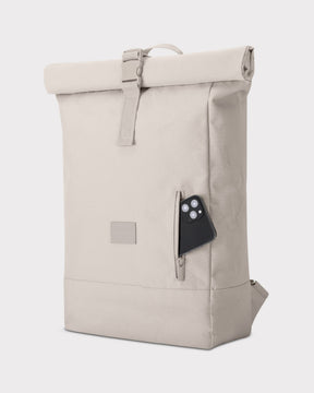 Sandfarbener Rolltop-Rucksack 'Robin Large' mit seitlicher Reißverschlusstasche und Smartphone