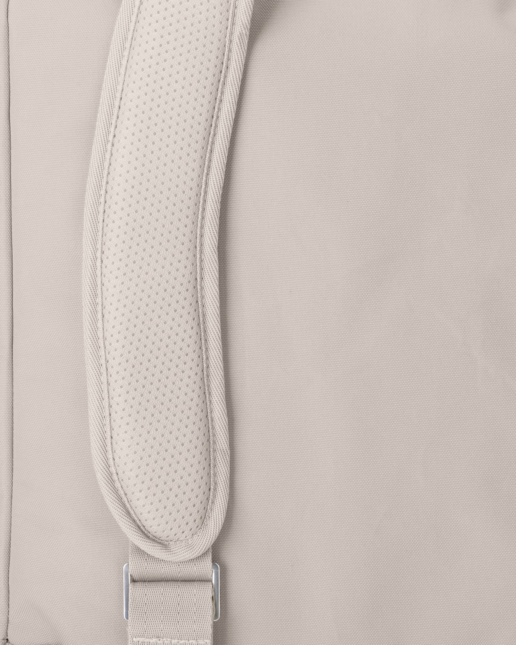 Detailansicht eines gepolsterten Schultergurts des Rolltop-Rucksacks Robin Large in Sand-Beige