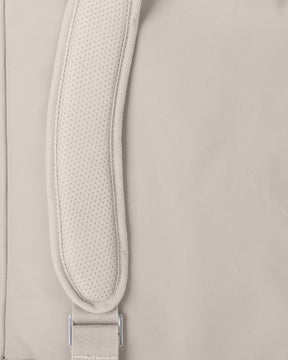 Detailansicht eines gepolsterten Schultergurts des Rolltop-Rucksacks Robin Large in Sand-Beige