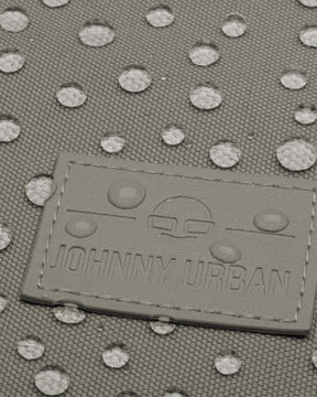 Logo von Johnny Urban auf dem wasserabweisenden Stoff des Rolltop Rucksacks Robin Medium in desert grey