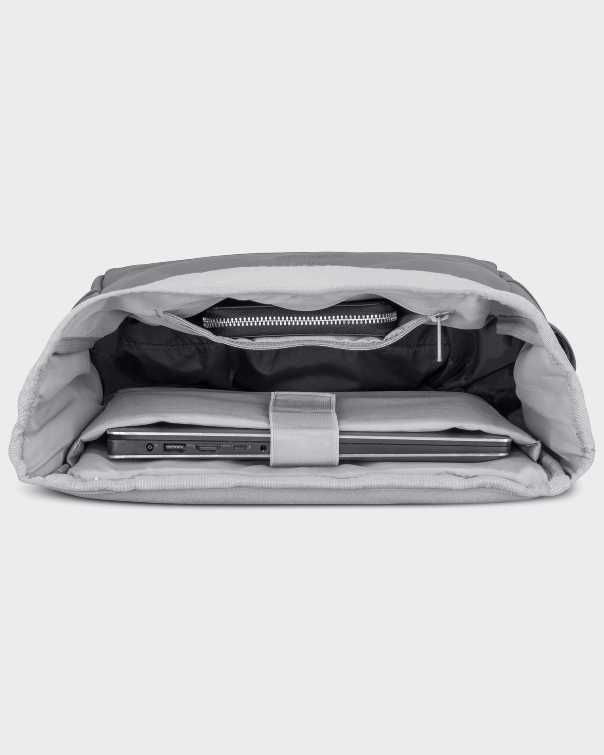 Geöffneter grauer Rolltop Rucksack 'Harvey Medium' von Johnny Urban mit gepolstertem Laptopfach und Reißverschlusstasche