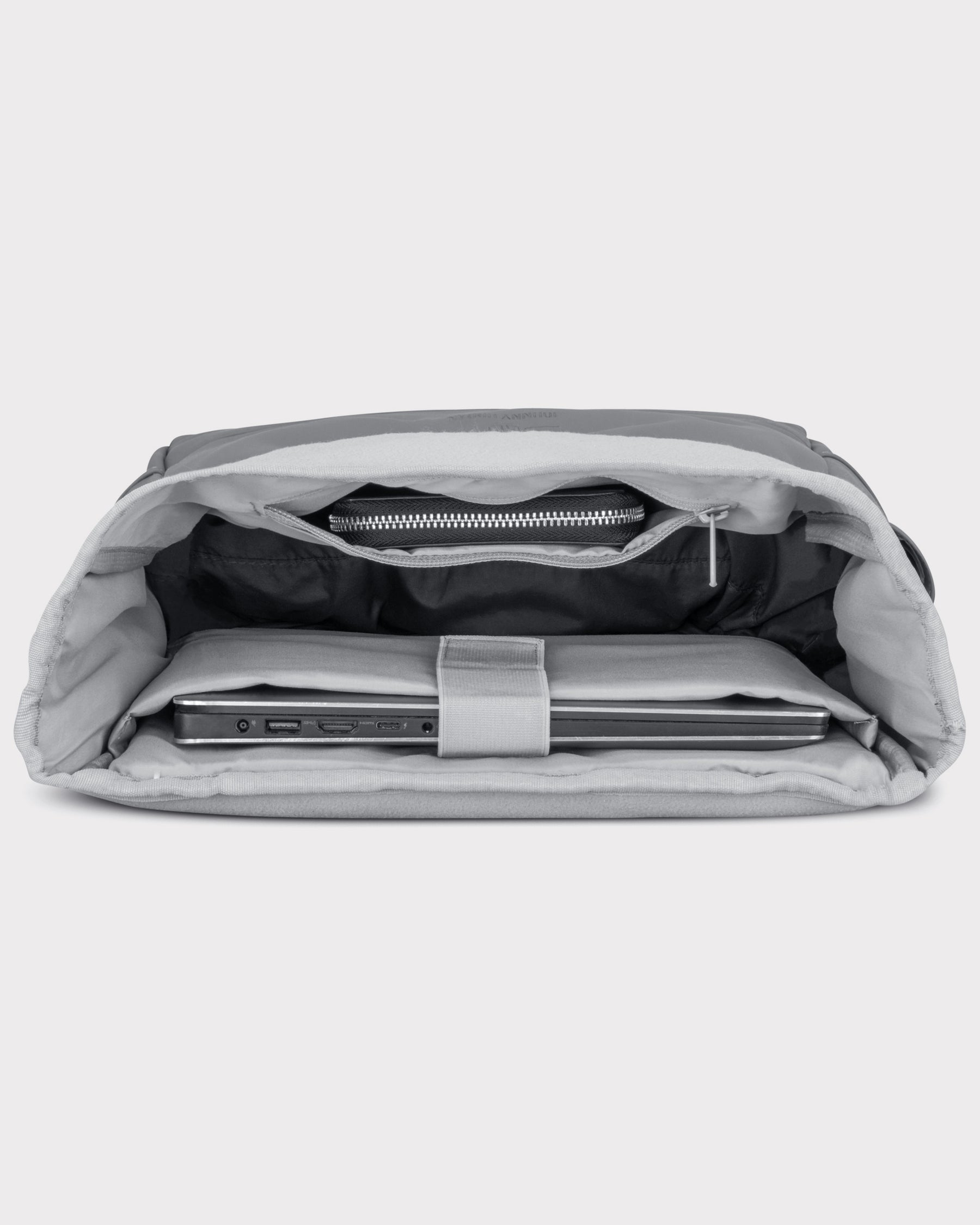 Geöffneter grauer Rolltop Rucksack 'Harvey Medium' von Johnny Urban mit gepolstertem Laptopfach und Reißverschlusstasche