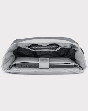 Geöffneter grauer Rolltop Rucksack 'Harvey Medium' von Johnny Urban mit gepolstertem Laptopfach und Reißverschlusstasche