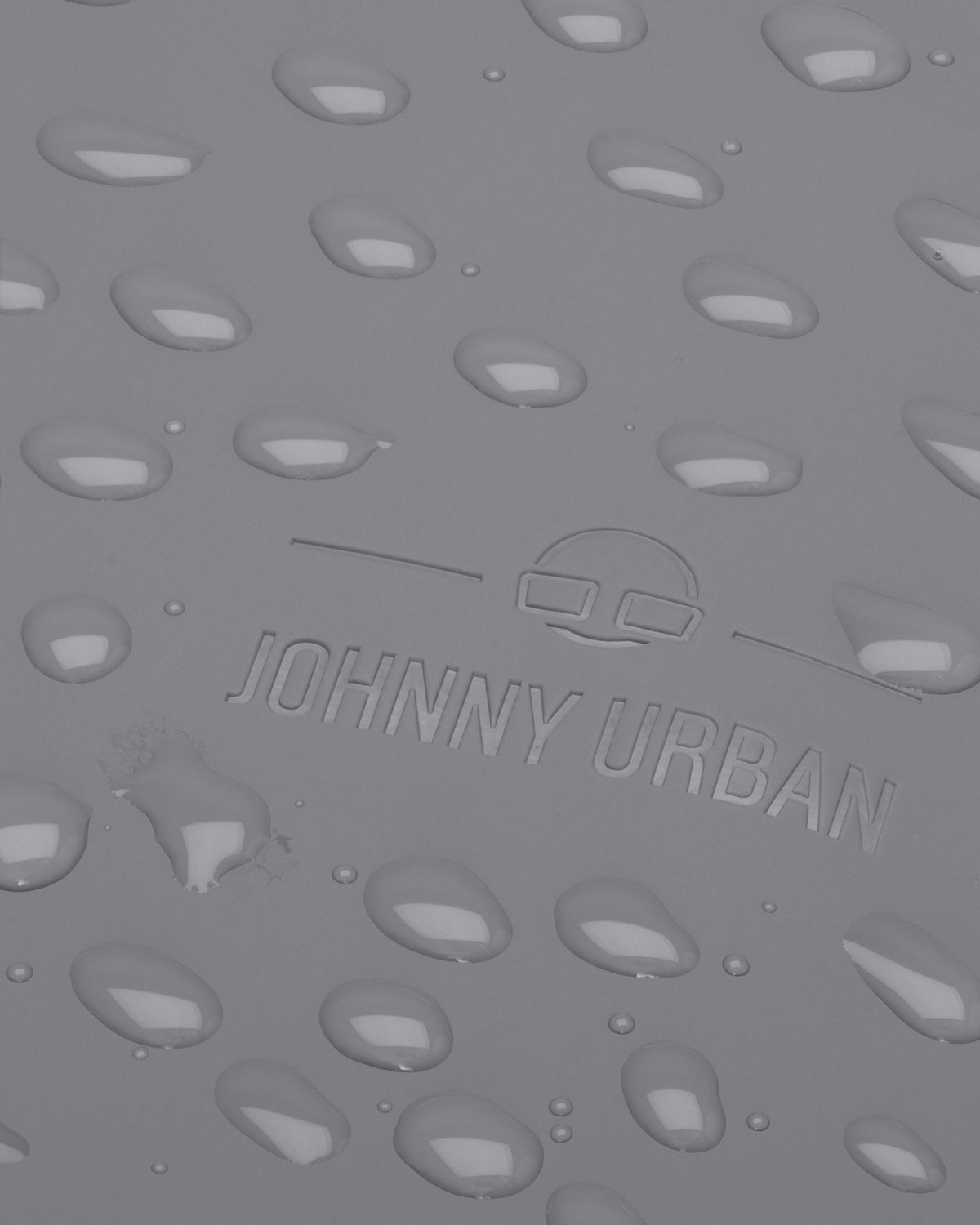 Wasserabweisendes Material mit geprägtem Johnny Urban Logo und Wassertropfen darauf